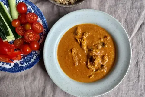 HEAT: Butter chicken med havreris og snackgrønt