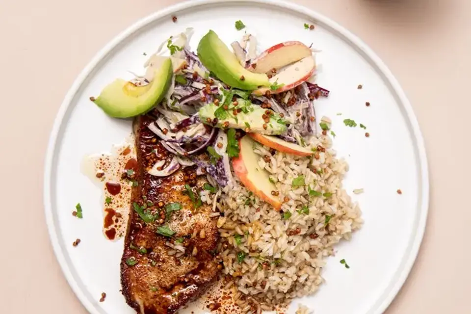 Paprikakoteletter og æble/avocado-slaw med kernetopping og fuldkornsris — RetNemts eget foto