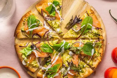 Squash pizza med røget laks, jalapeño og rødløg