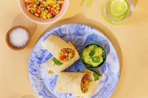 Burrito med mexikrydret kylling, tomat/majssalat og avocadodressing