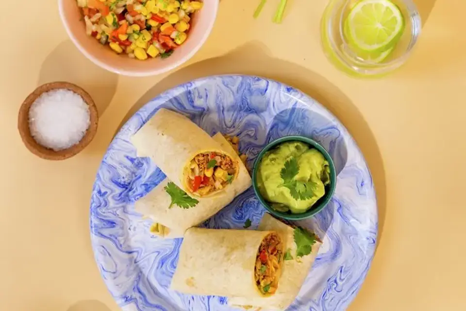 Burrito med mexikrydret kylling, tomat/majssalat og avocadodressing — RetNemts eget foto
