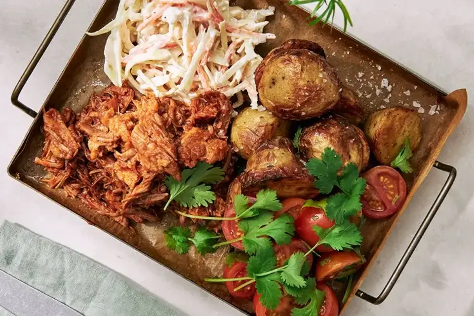Pulled pork med coleslaw, ovnbagte kartofler og koriander — RetNemts eget foto