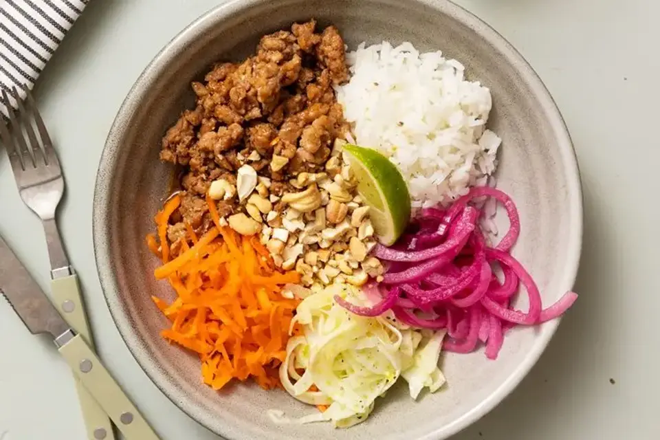 Rice bowl med teriyaki-stegt hakket kylling, hurtig syltet fennikel og cashewnødder — RetNemts eget foto