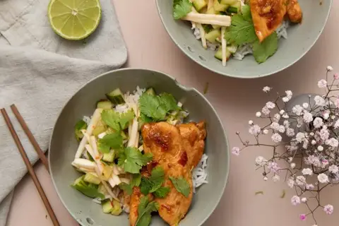 Limekylling med sprød salat og ris