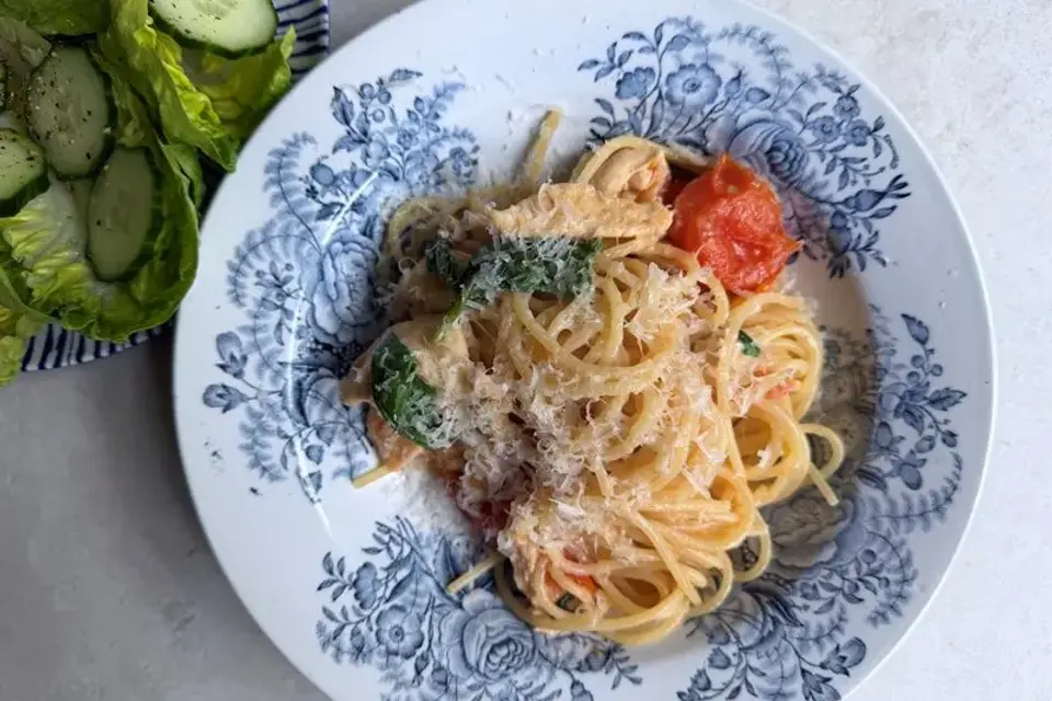 Pasta med kylling, tomat, basilikum og salat — Skagenfoods eget foto