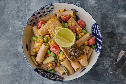 TEAM DK ELITE Svømmerens pastasalat med sprødstegt laks, edamame og yoghurtdressing