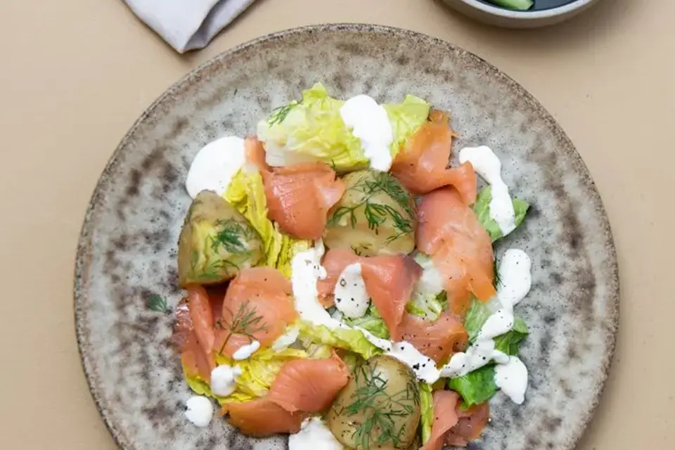 Røget laks med dildkartofler og peberrodsdressing — RetNemts eget foto