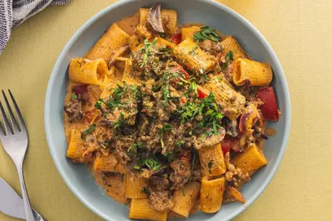 Alt i én pasta med hakket gris, champignon og rød peber