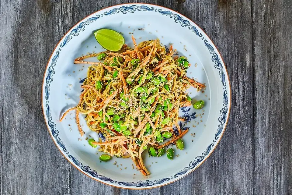 Nudelsalat med Goma-sesam dressing og edamamebønner — Skagenfoods eget foto