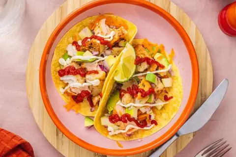 Soft tacos med sprød laks, avocado/æblesalat, salsa og aioli
