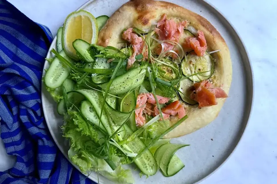 Hvid pizza med varmrøget laks og salat — Skagenfoods eget foto