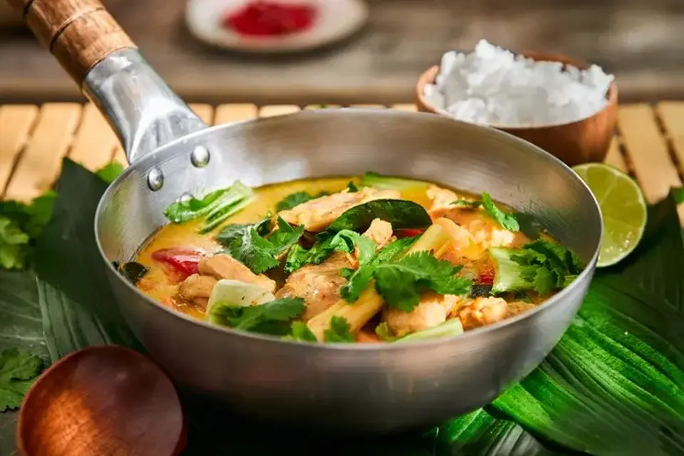 Cà ri gà Saigon - Vietnamesisk kylling i karry med citrongræs og sød kartoffel — RetNemts eget foto