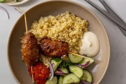 Oksekødskebab med ajvar relish, bulgur og agurkesalat