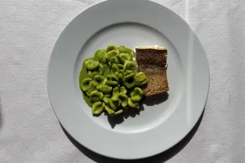Bagt fisk med orecchiette og broccoli