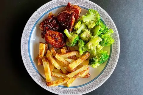 Medaljoner i hvidløgssoya med broccoli og sesamfrø