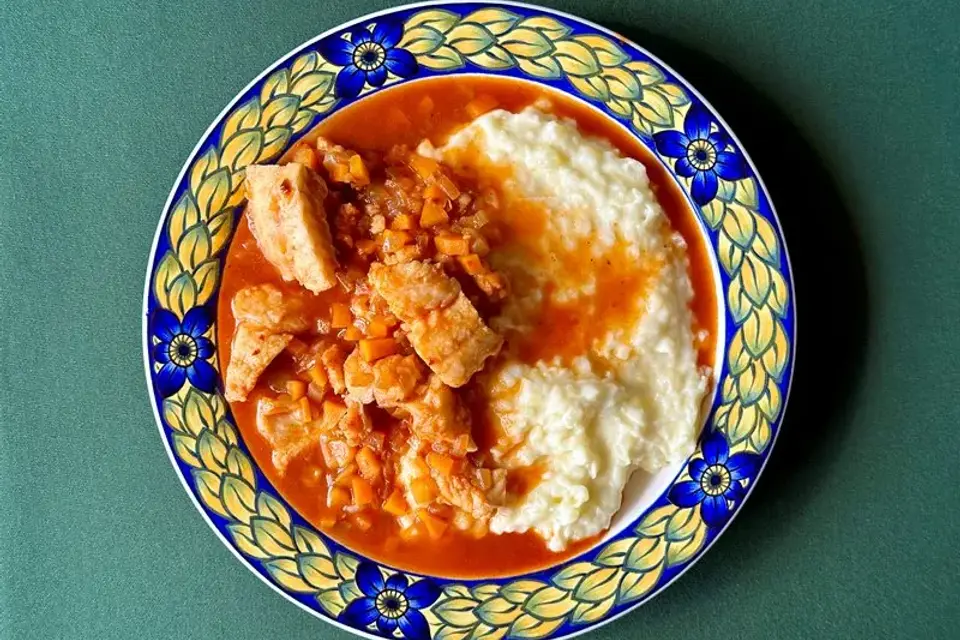 Kuller i krydret tomatsovs med kartoffelmos — Skagenfoods eget foto