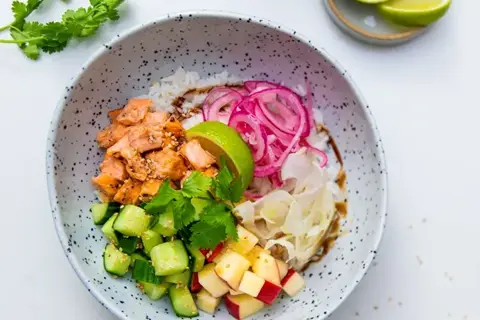 Pokebowl med varmrøget laks, syltet løg og sesamdressing