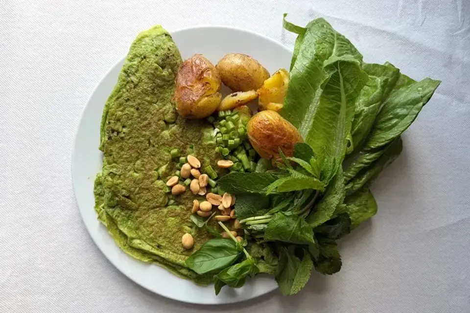 Grøn omelet med sprød salat og urter — Skagenfoods eget foto