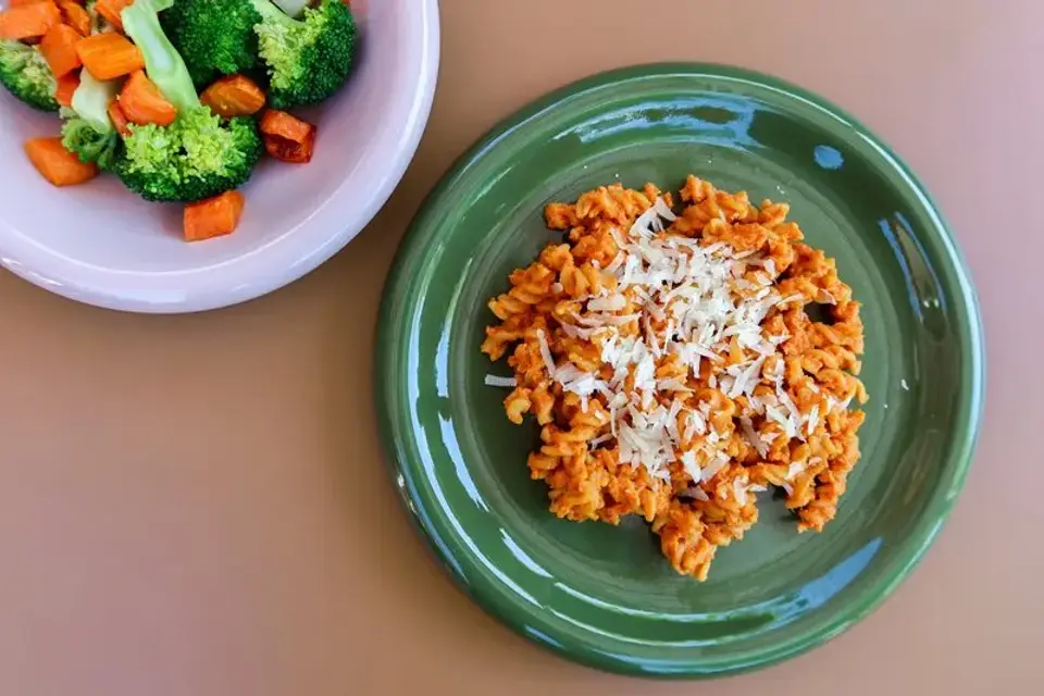 Kikærtepasta med cremet gulerods-kota sovs — Skagenfoods eget foto