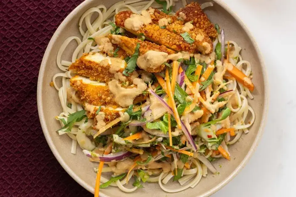 Massamancurry-paneret tofu med nudler, hjemmelavet peanutsauce og frisk salat — RetNemts eget foto