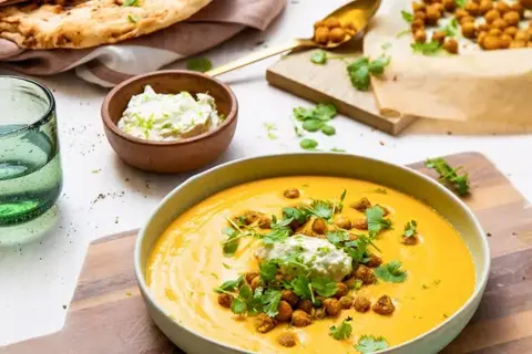 Gulerods- og ingefærsuppe med kikærter, naanbrød og ostecreme