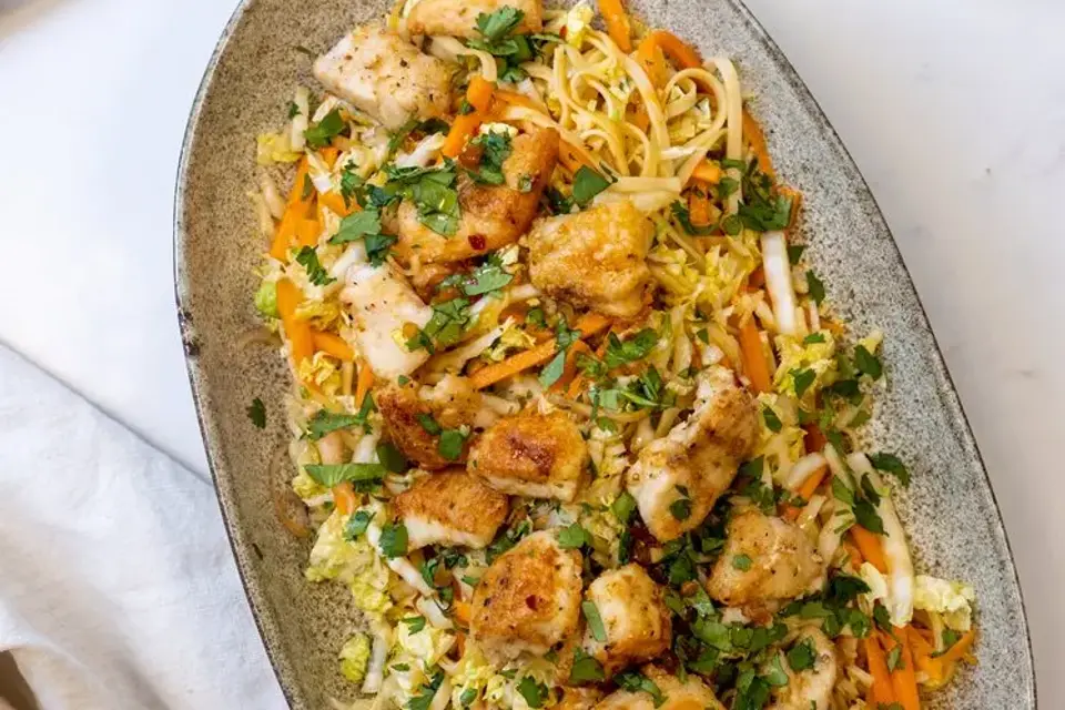 Asiatisk nudelsalat med sprødstegt kylling, kinakål og ingefær/koriandersauce — RetNemts eget foto