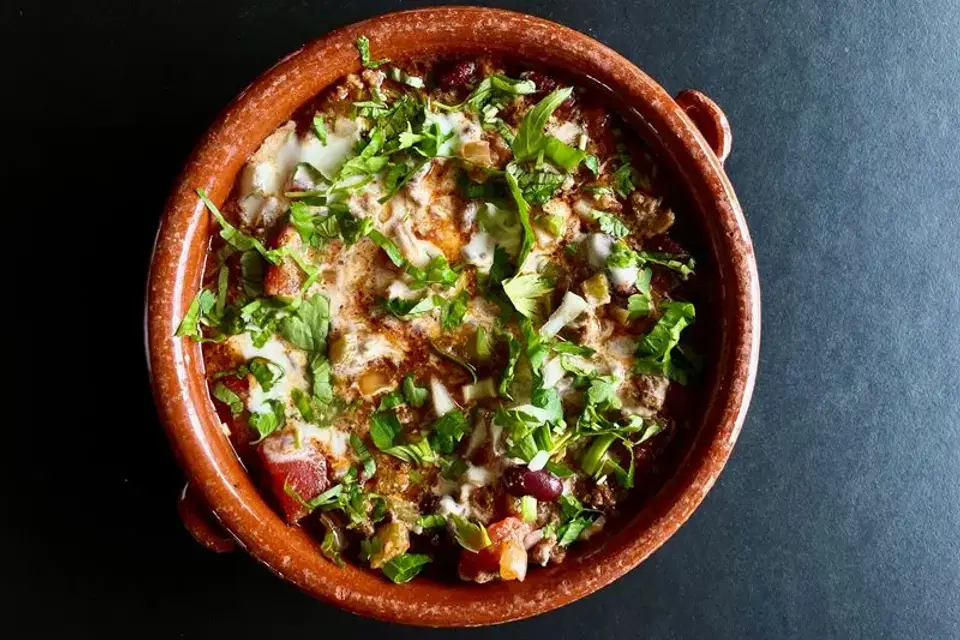 Chili con carne med creme frisk og koriander — Skagenfoods eget foto