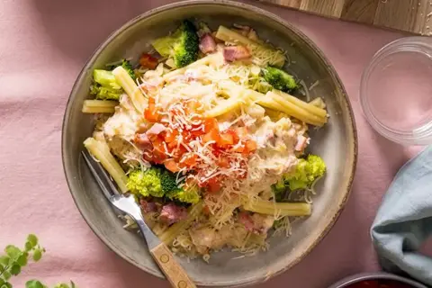 Cremet pasta med bacon, broccoli og tomat