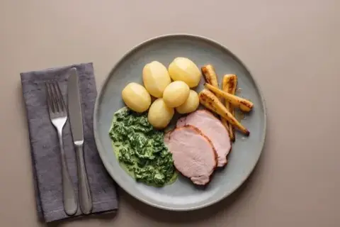 Hamburgeryg m. kartofler, stuvet spinat , honning bagte pastinakker