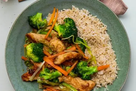 Marineret kylling i wok med broccoli og fuldkornsris