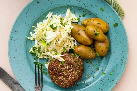 Hakkebøf med sennep, sesam, spidskålsslaw og kartofler