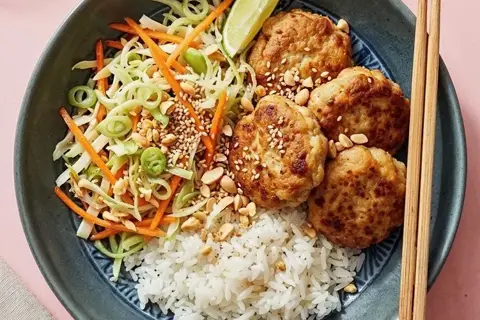 Færdigstegte fiskefrikadeller med asiatisk coleslaw og jasminris
