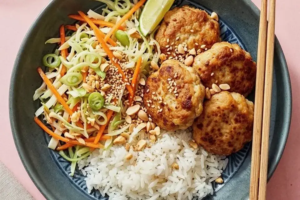 Færdigstegte fiskefrikadeller med asiatisk coleslaw og jasminris — RetNemts eget foto
