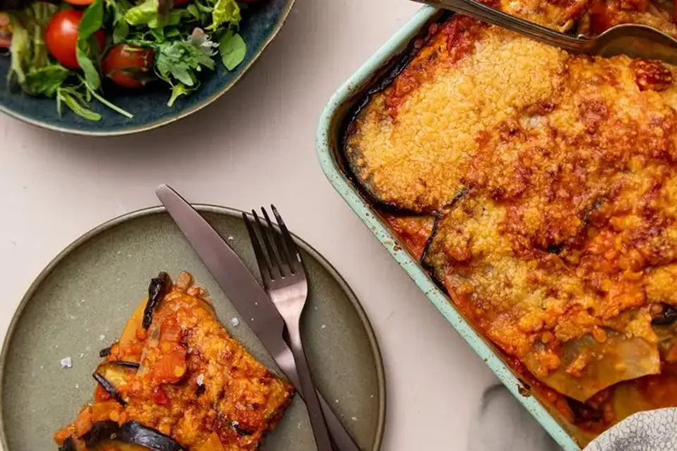 Vegetarisk moussaka med linser og tomatsalat — RetNemts eget foto