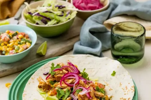 Kyllingetortilla med kål, rødløg og mexicansk majssalat