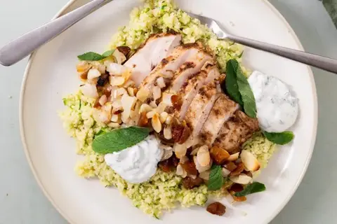 Ras el hanout kyllling med mynte-yoghurt og squash-couscous