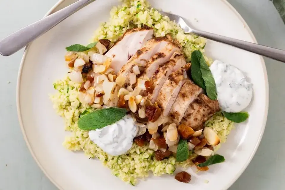 Ras el hanout kyllling med mynte-yoghurt og squash-couscous — RetNemts eget foto
