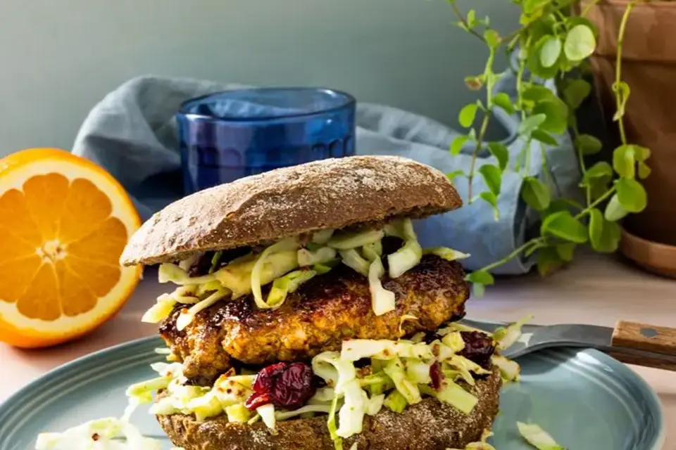 Utraditionel burger med spidskålsgrønt — RetNemts eget foto