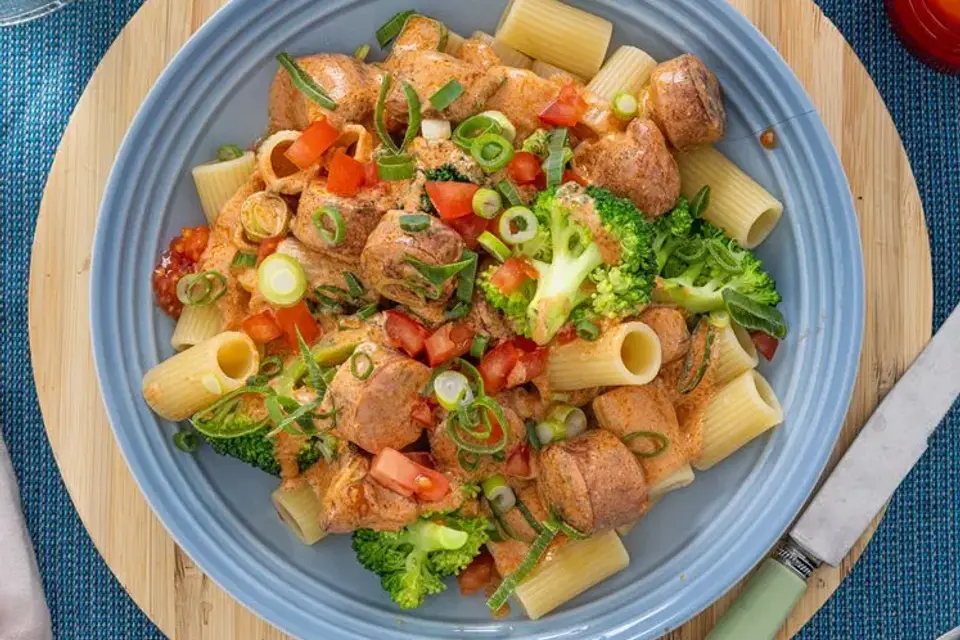 Mezze maniche i cremet tomatsauce med linquicapølse og broccoli — RetNemts eget foto