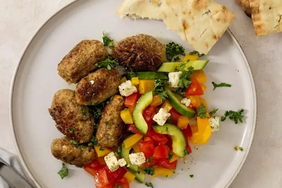 Flirtende frikadeller med naanbrød og frisk grønt — RetNemts eget foto