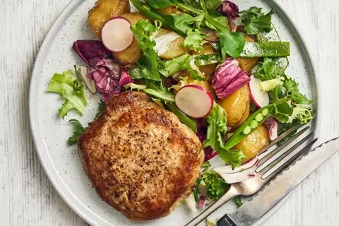 Stegte koteletter med lun kartoffelsalat