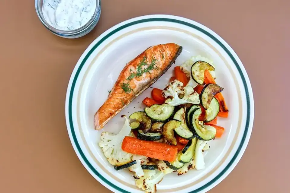 Laks med grønt og dild-dip — Skagenfoods eget foto