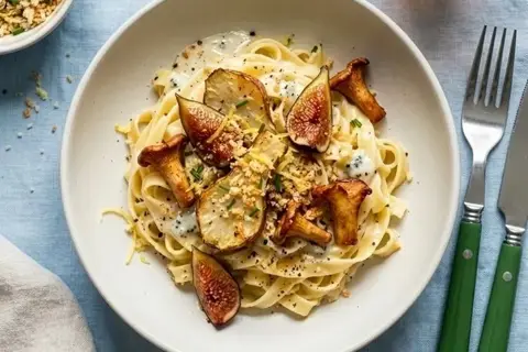 Cremet blåskimmelpasta med bagte jordskokker og kantareller, toppet med sprød citrontopping