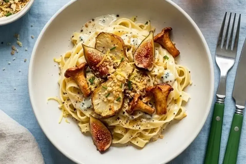 Cremet blåskimmelpasta med bagte jordskokker og kantareller, toppet med sprød citrontopping — RetNemts eget foto