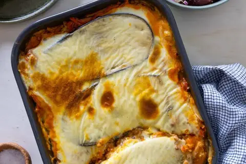Vegetarmoussaka med aubergine og tomatsalat med feta