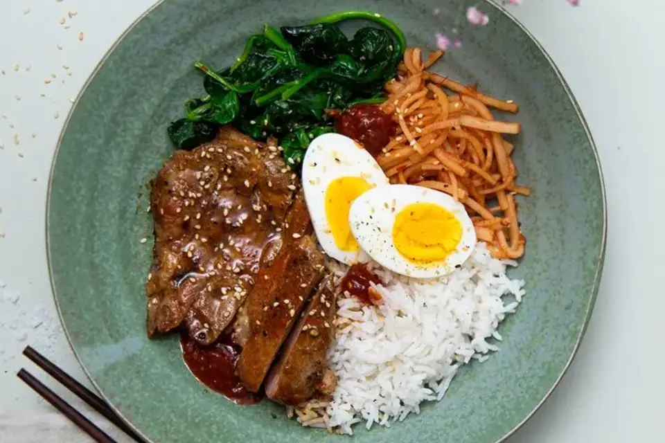 Japansk kotelet med lyn-kimchi, sesamstegt spinat og æg — RetNemts eget foto