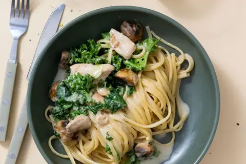 Svampepasta med kyllingeinderfilet og grønkål