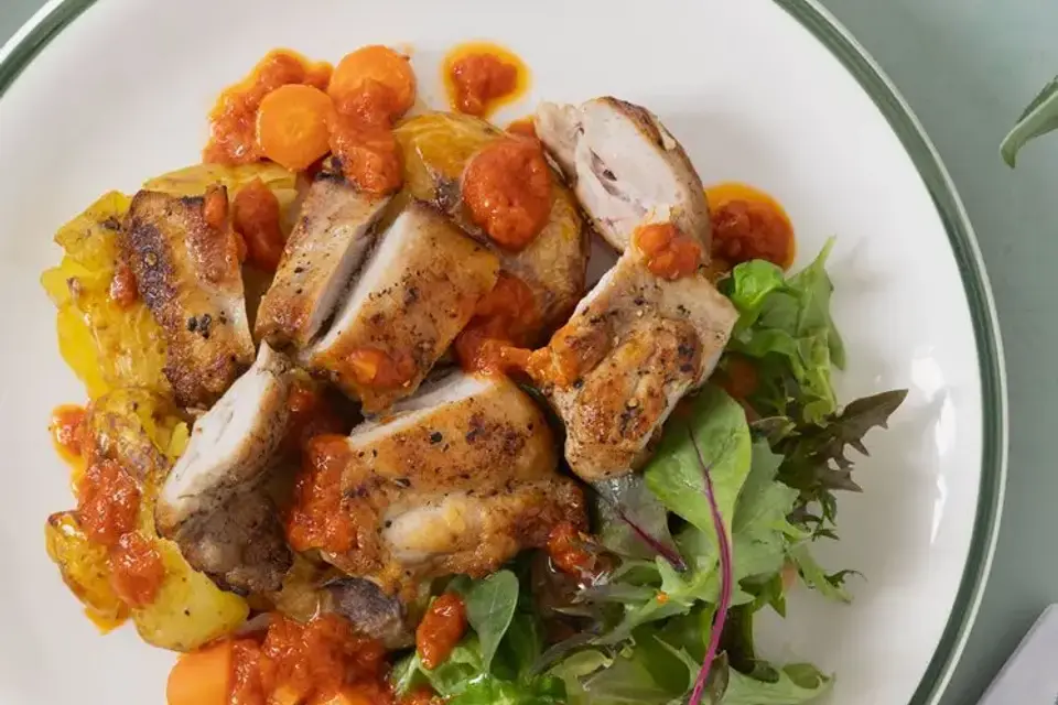 Stegt kyllingelårsteak med choronsmør, knuste rodfrugter og salat — RetNemts eget foto
