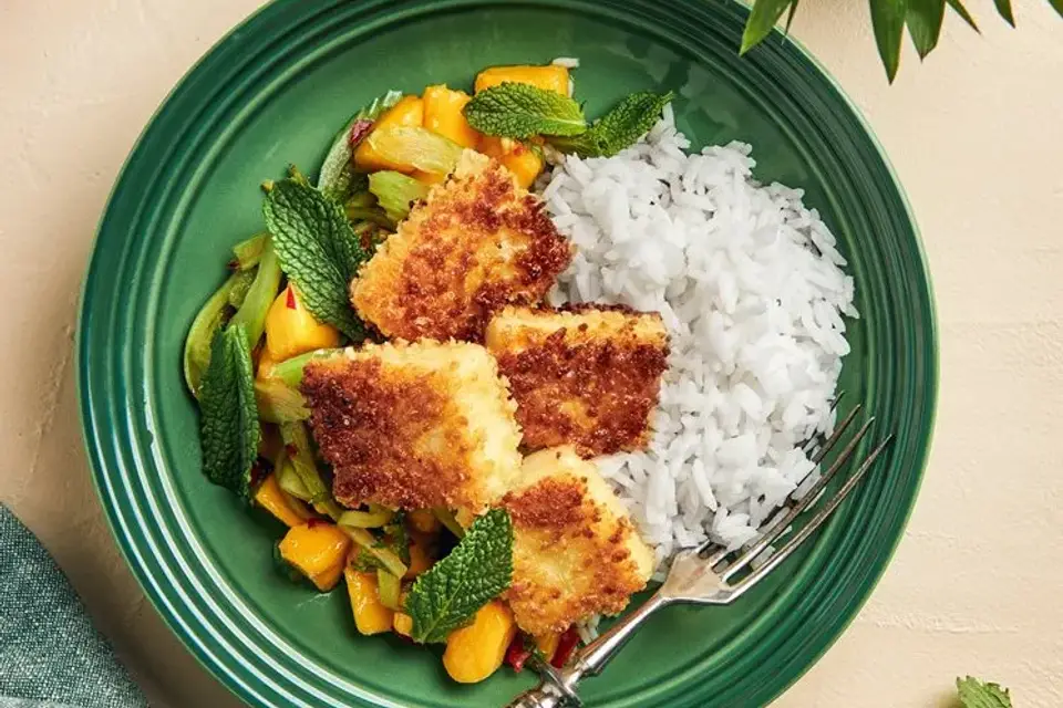 Asiatisk mangosalat med paneret halloumi, mynte og ris — RetNemts eget foto