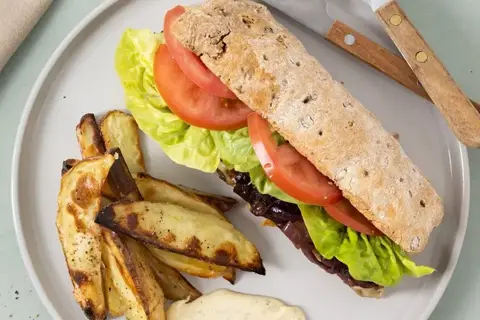Bøfsandwich med trøffel fritter og balsamico løg